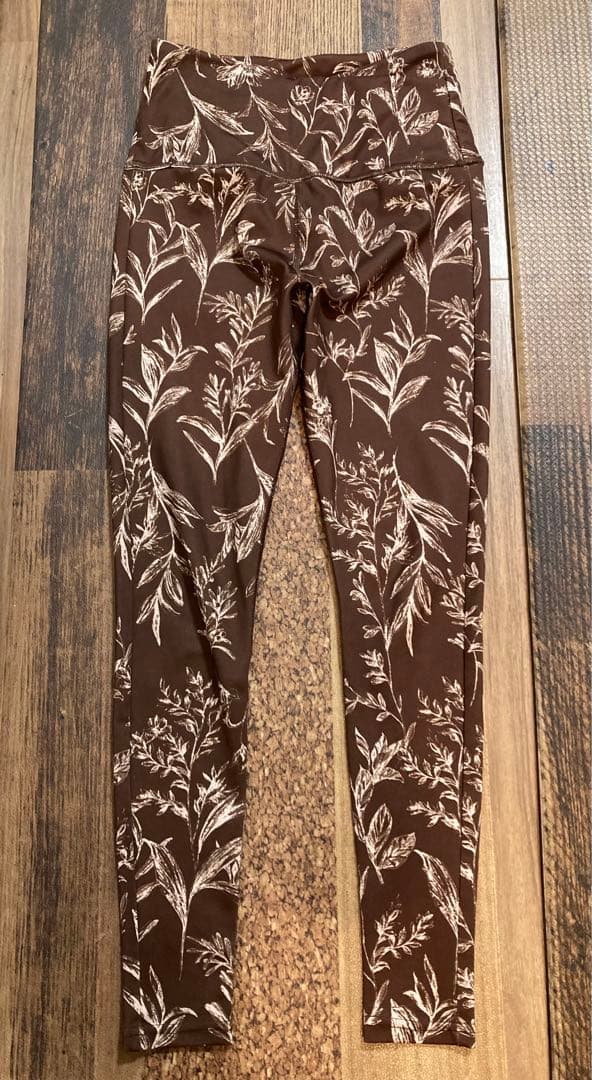 極美　emmi×ayaエミヨガ×アヤ　コラボ　ヨガウェア　ブラウン　ボタニカルS