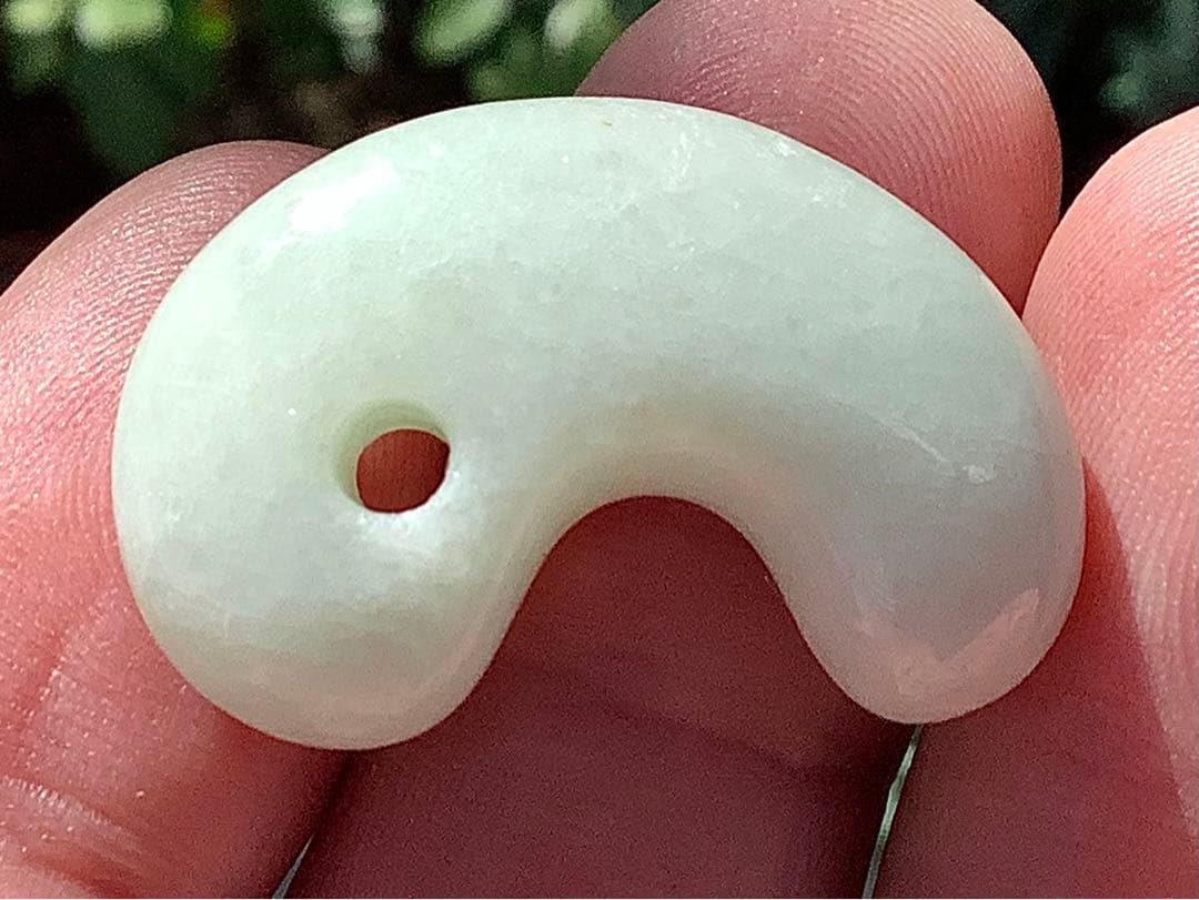 ✳神様からの授かり　糸魚川翡翠勾玉　１個お身近に　レア物アイスジェイド　鑑別書付