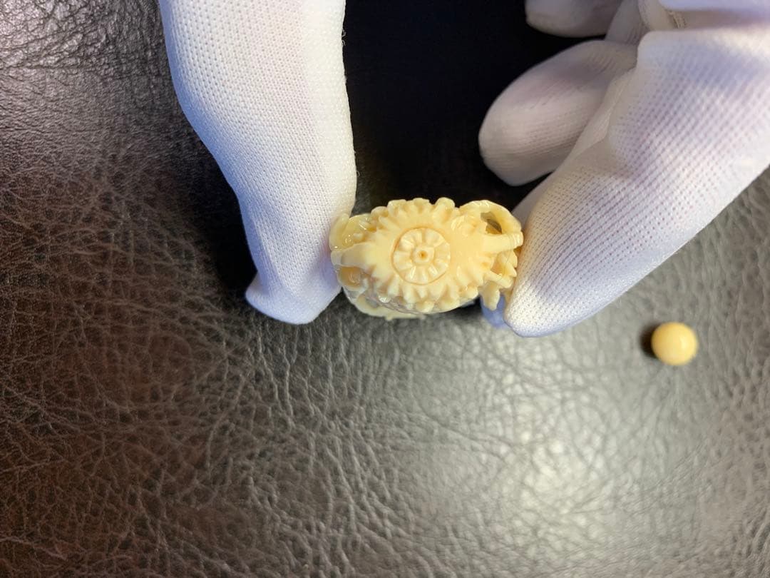 ぞうげ風 蟹と花の彫刻　極上　根付　提げ物　天然素材　アンティーク　置物　鯨歯