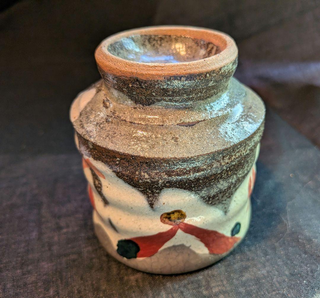 益子有数の窯元円道寺窯三代目成井立歩作赤絵湯呑み。自由奔放で格調高い作品です