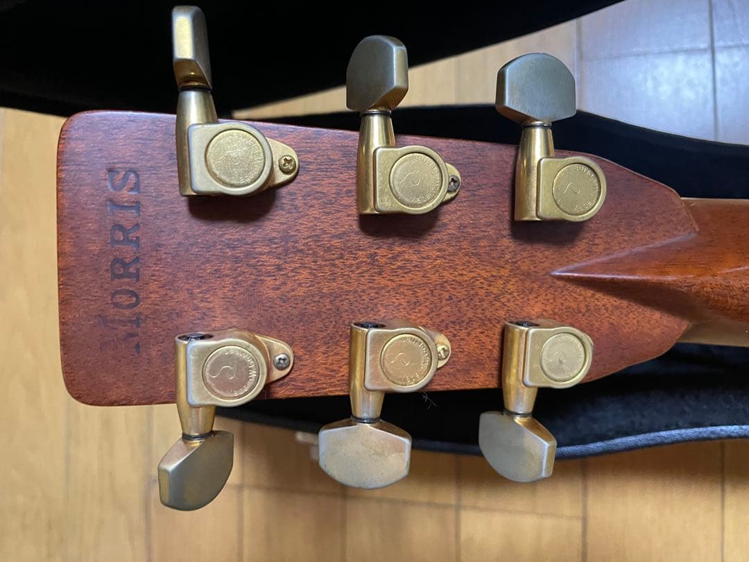 Morris Special アコースティックギター、ハードケース付き。