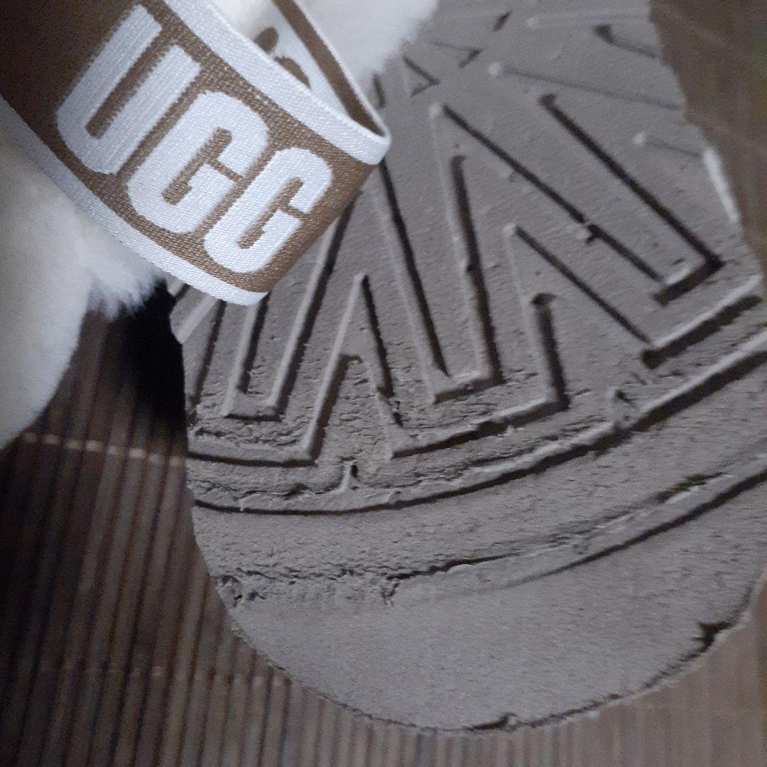 UGG ベージュムートンサンダル