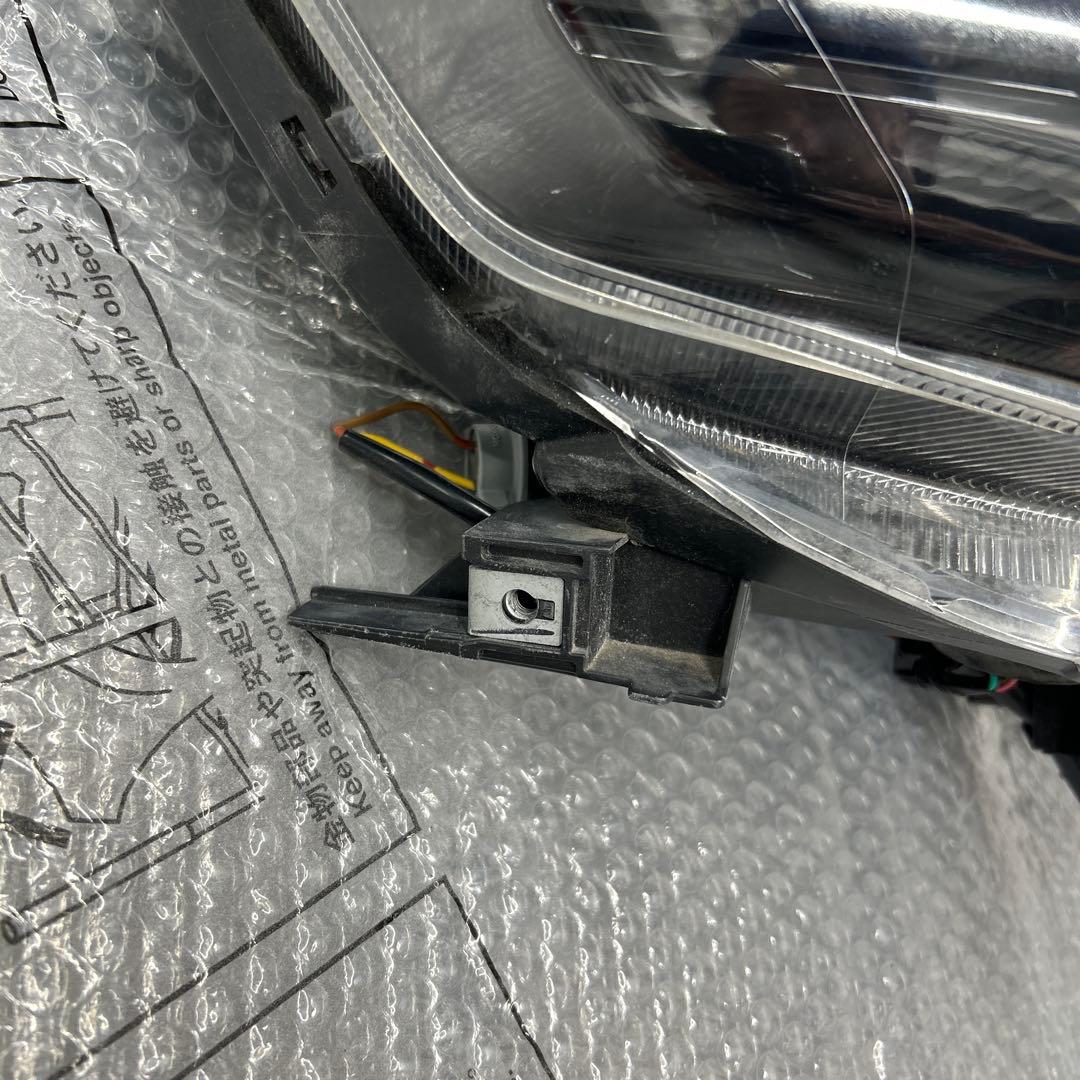 ヴォクシー右ヘッドライト