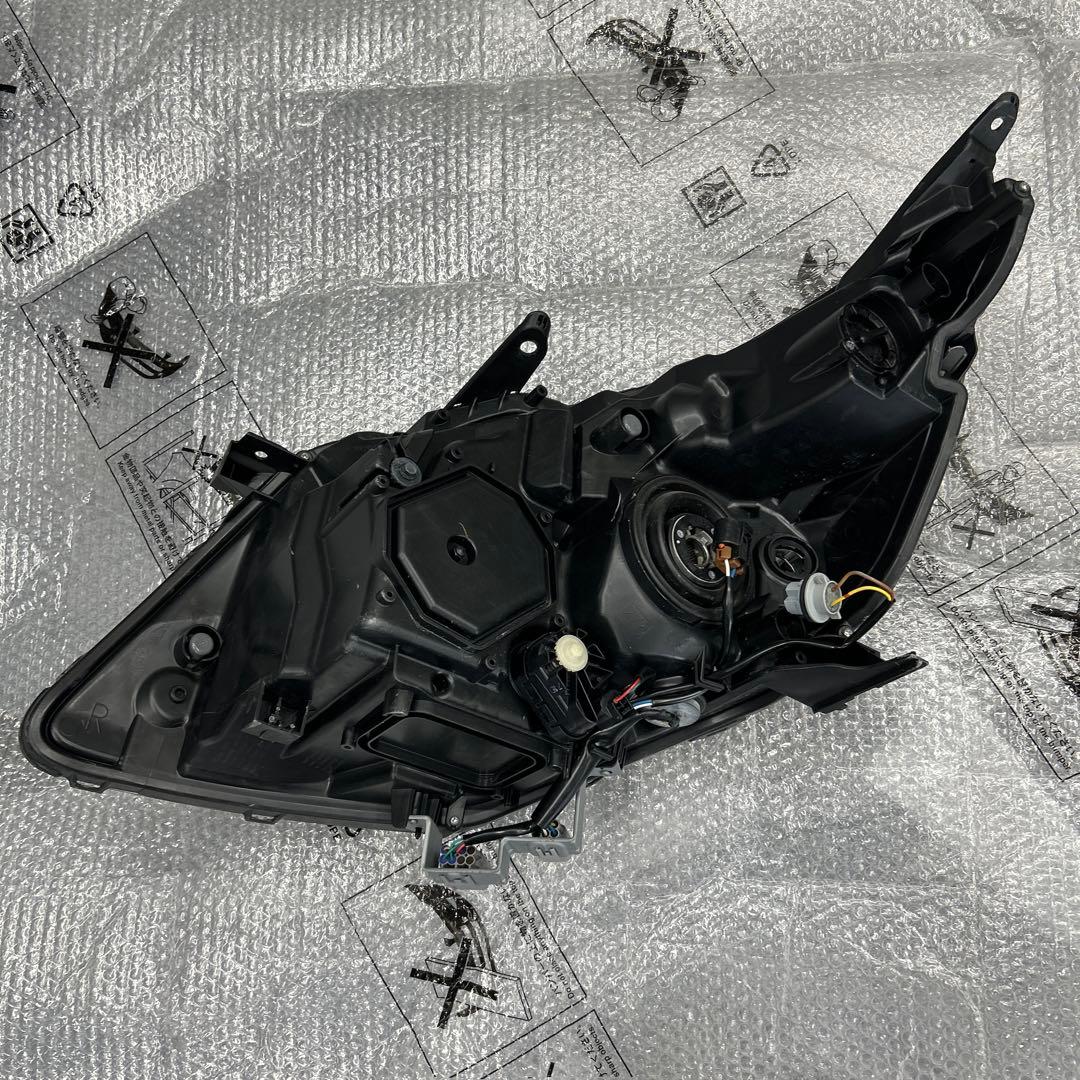 ヴォクシー右ヘッドライト