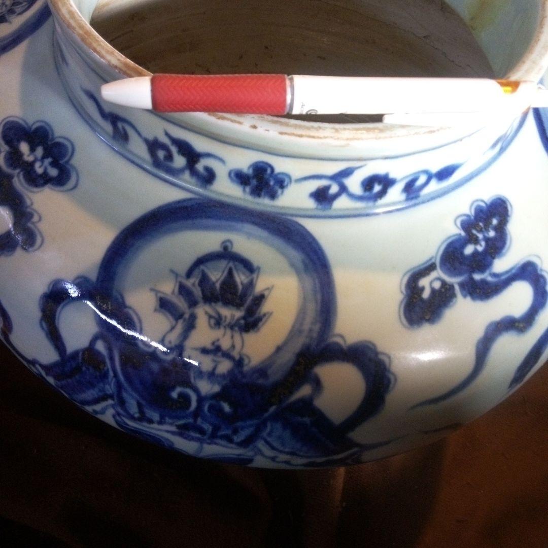 中国陶磁器　元染付　青白磁の神話的キャラクターの壺