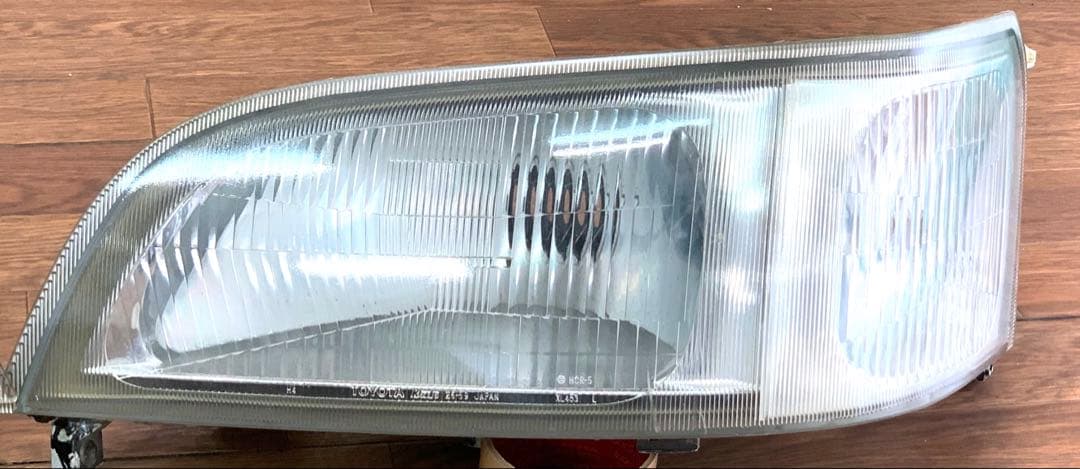 100系ハイエース　純正ヘッドライト左右