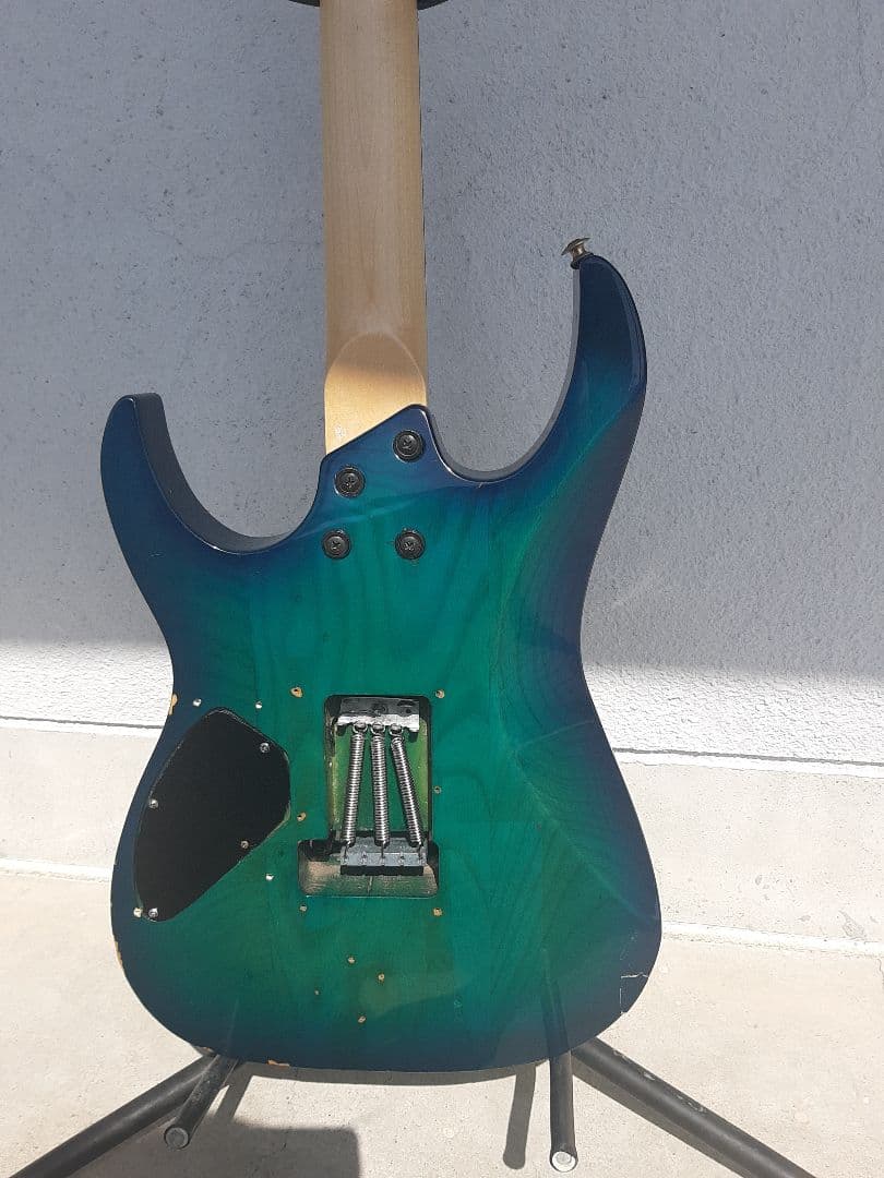 ＤＩＹストラトタイプギター24フレットSSHフロイドローズトレモロユニット搭載