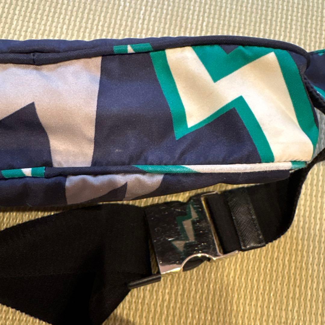 Prada ボディバッグ 稲妻模様