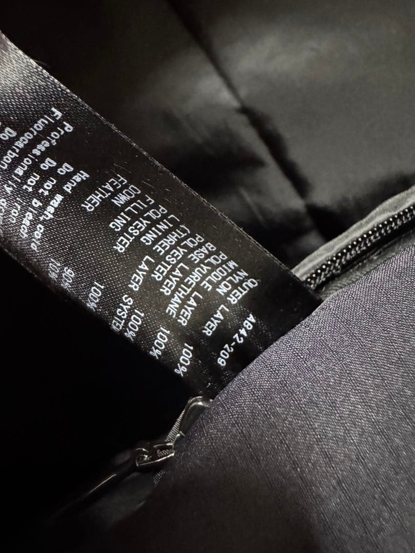 ATTACHMENT透湿防水3レイヤーナイロンリップ　フーデッドダウンジャケット