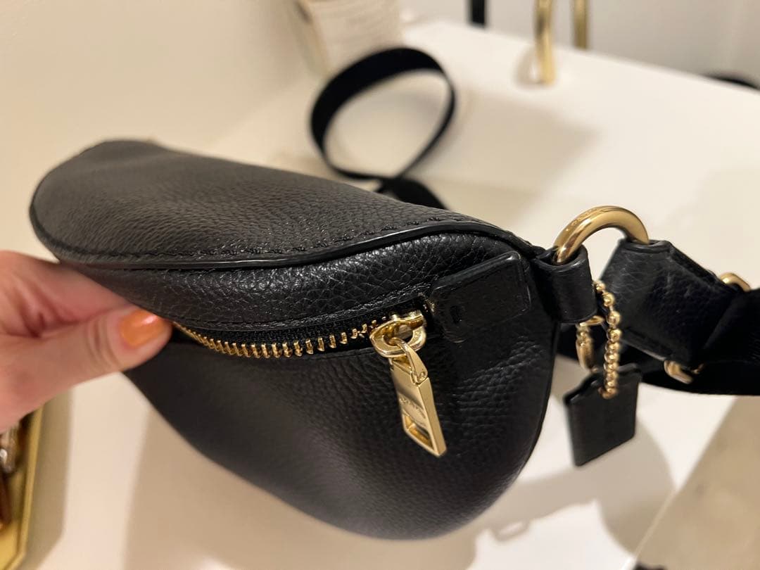 COACH ブラック ボディバッグ　レディース