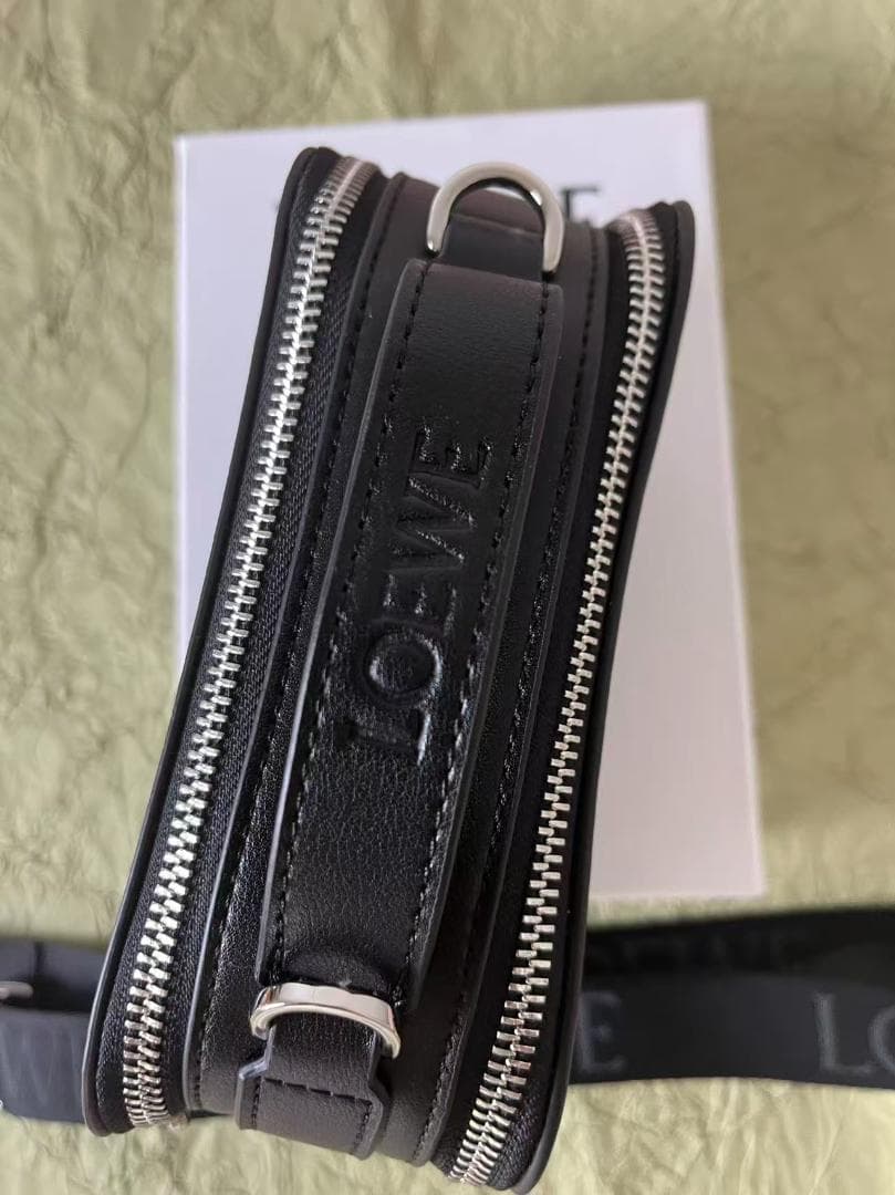 LOEWE ブラック カメラバッグ ジッパー付きポケット~~
