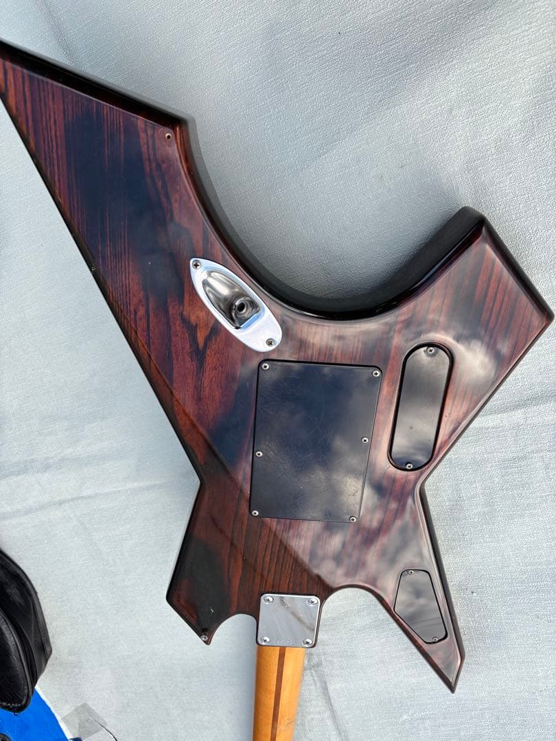 アンティークなKiller Guitars ケ-ス付き 6弦 エレキギター