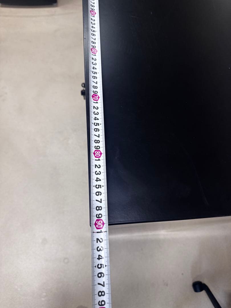 黒いキャビネット 3段棚付き