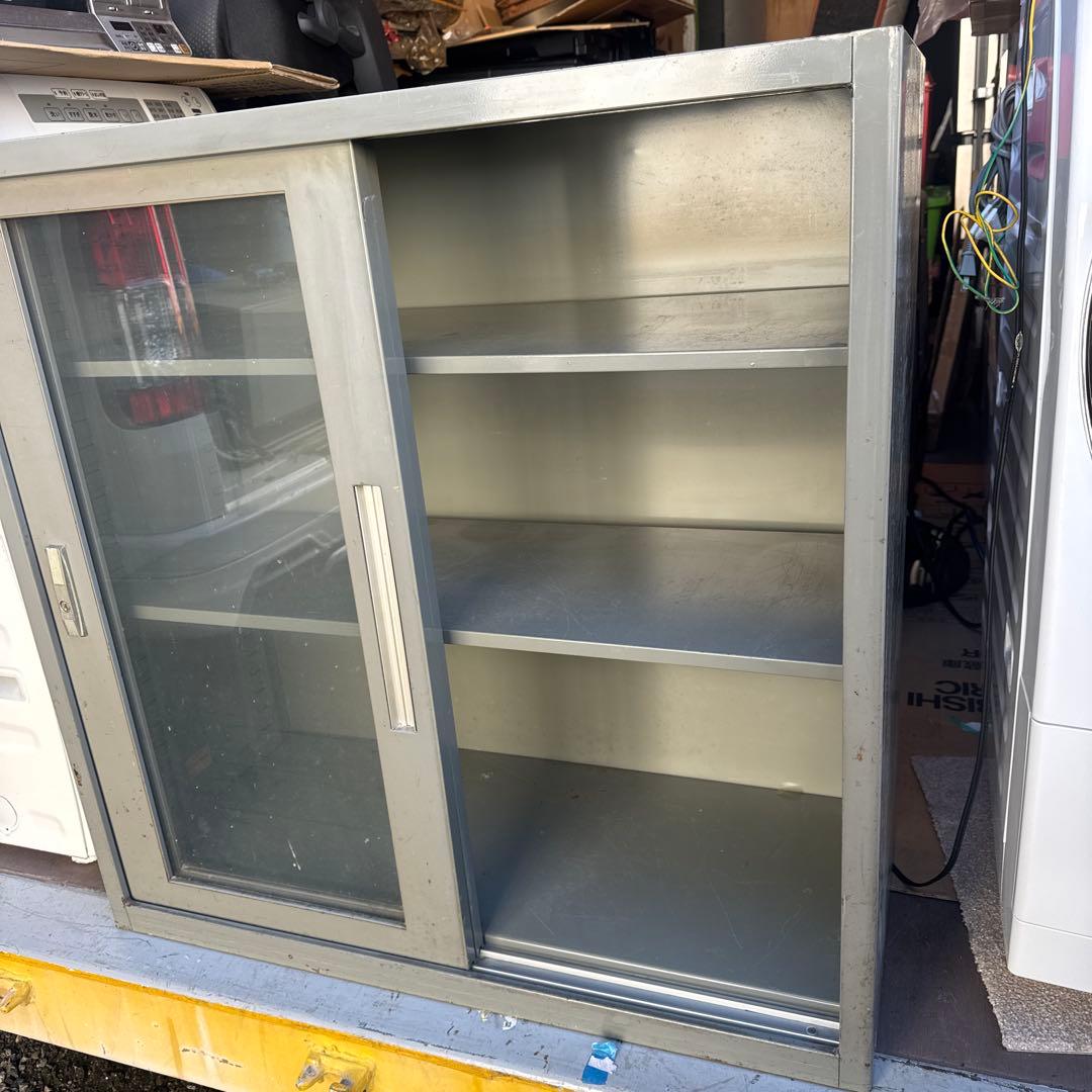 グレー金属製ガラス扉キャビネット　直接配送及び引き取りのみ