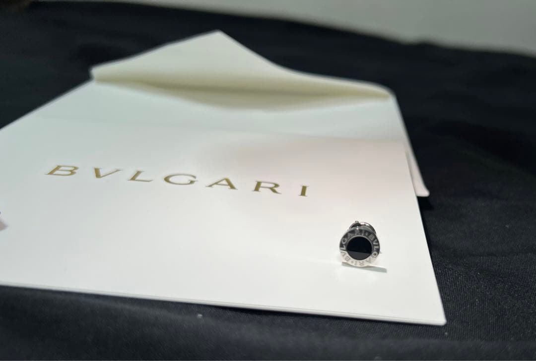 BVLGARI ブラック スタッズピアス