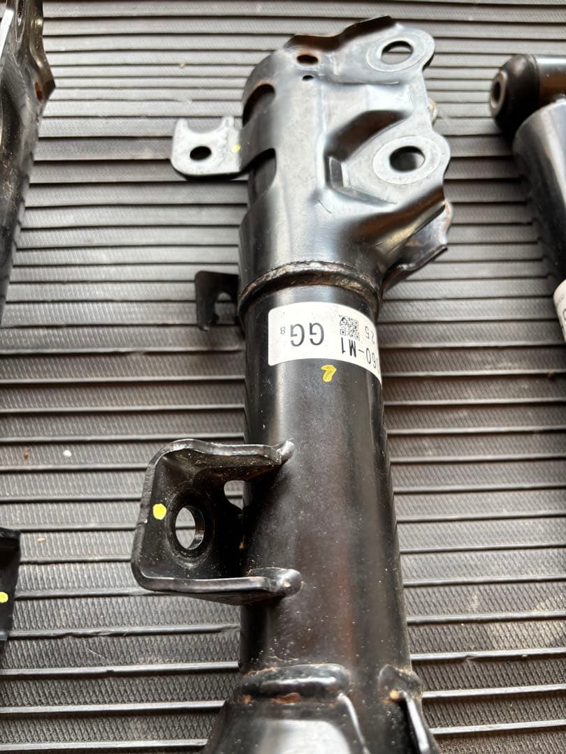 N-BOXカスタム JF4 新車外しサスペンション