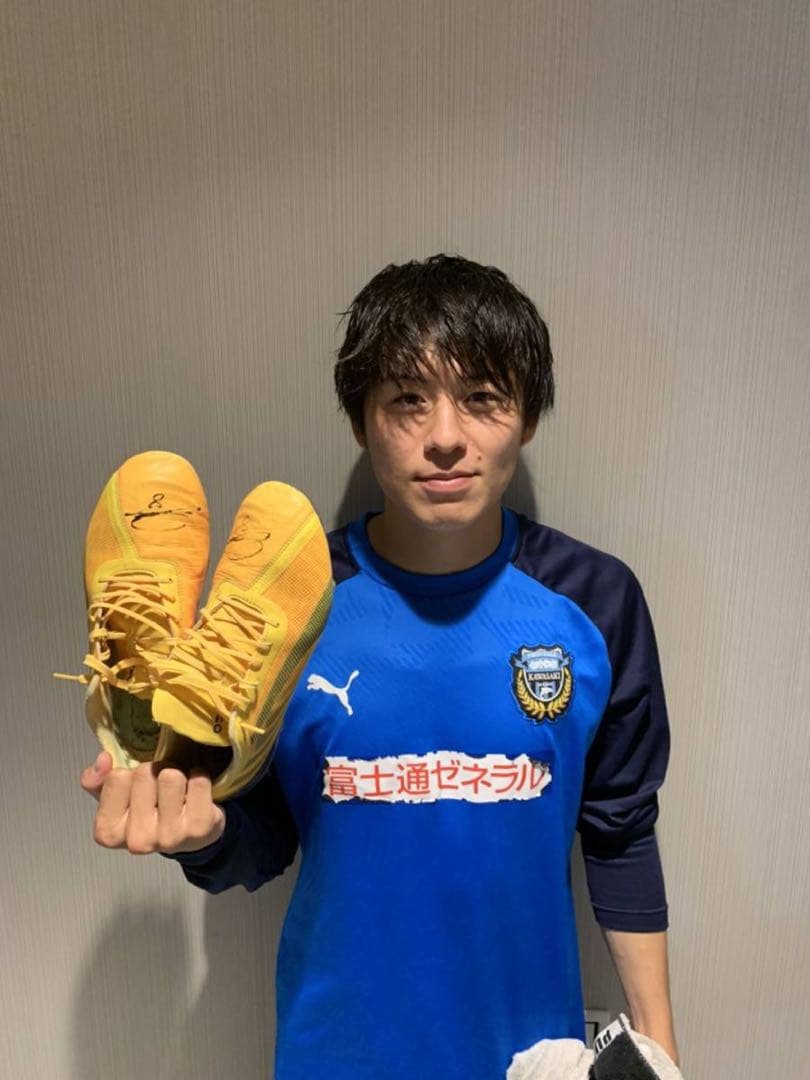 川崎フロンターレ　脇坂泰斗　実使用スパイク　サイン付