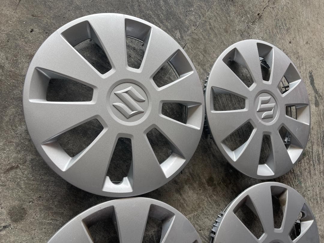 スチールホイールとスズキのキャプ