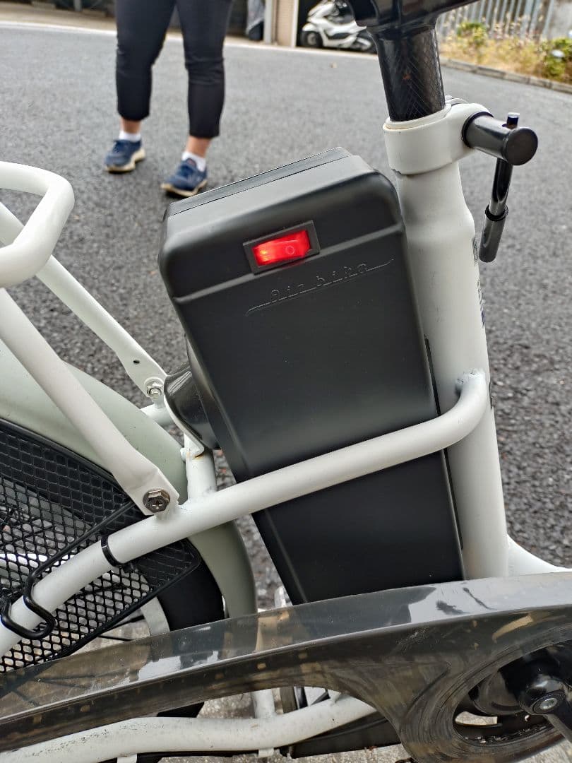 ホワイト 電動アシスト自転車 シティタイプ 20㌅ シマノ6段変速機搭載 美品