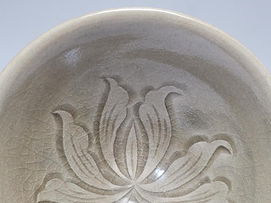 青磁 陰刻 花紋 茶杯 宋元時代 幅約10.2cm