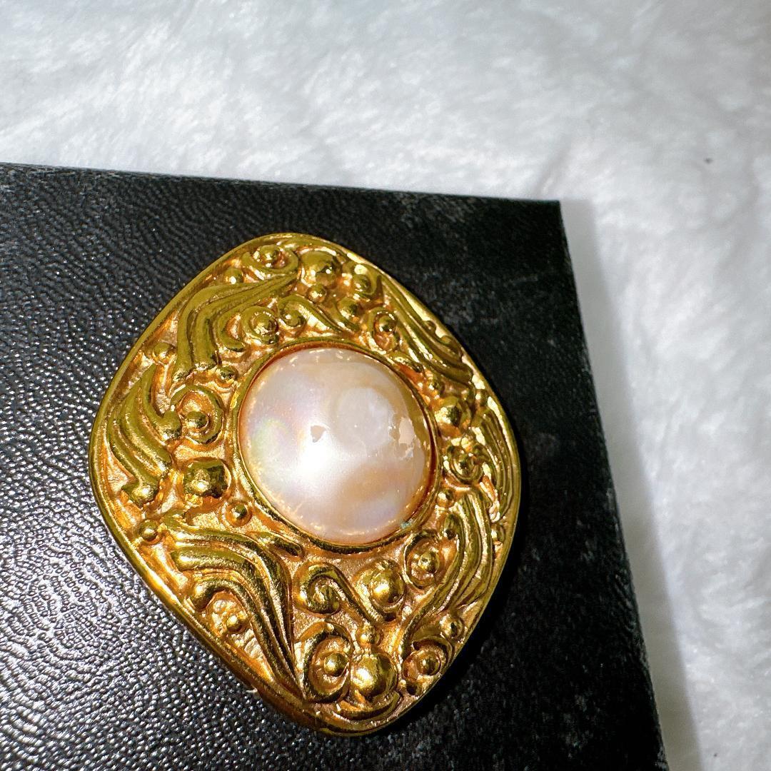 シャネル ブローチ　菱形 大粒　フェイクパール　イミテーションパール　カメリア