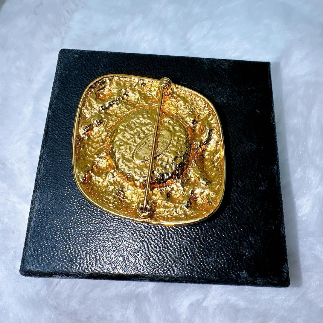 シャネル ブローチ　菱形 大粒　フェイクパール　イミテーションパール　カメリア