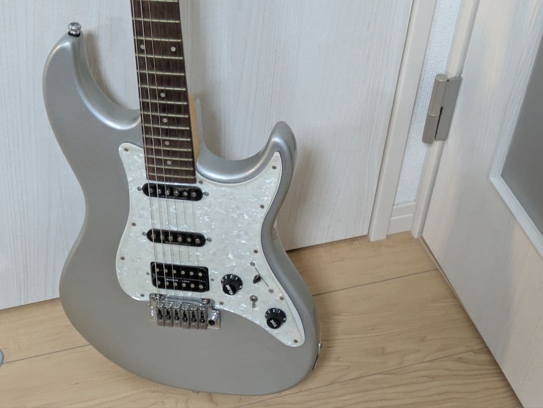 Elioth No.S305 シルバーエレキギター　ソフトケース+付属品付