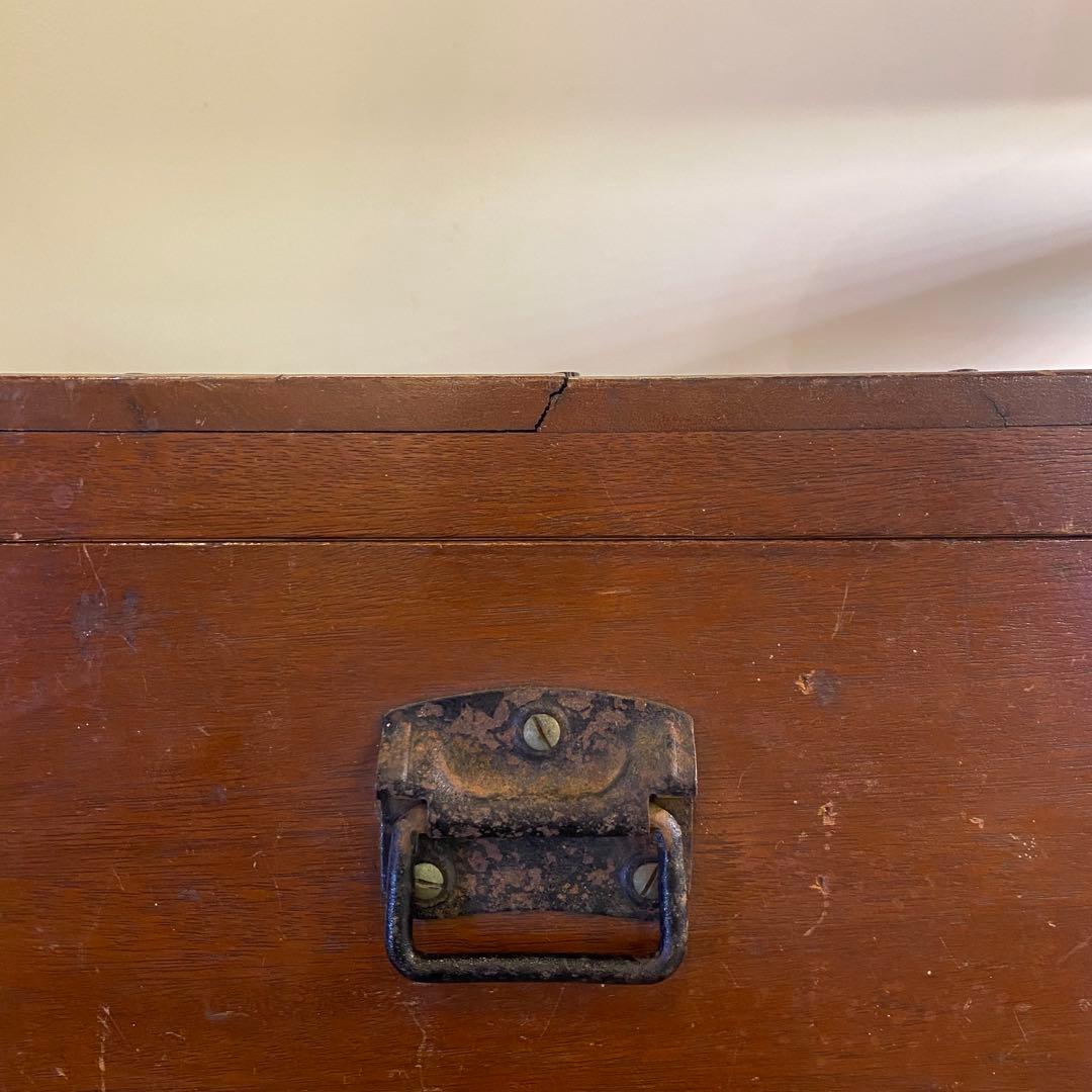 扉と持ち手の付いた古い二段ガラスケース アンティーク