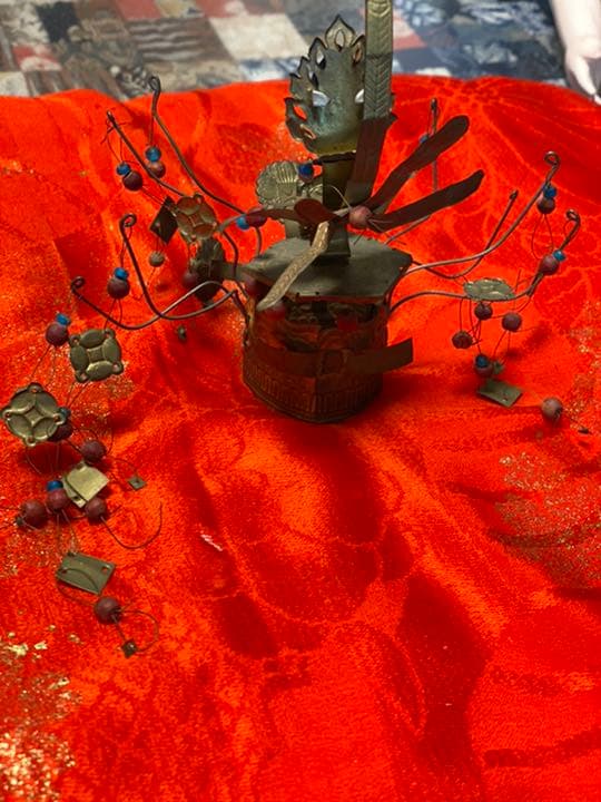 冠をつけた市松人形　　　20211080   な