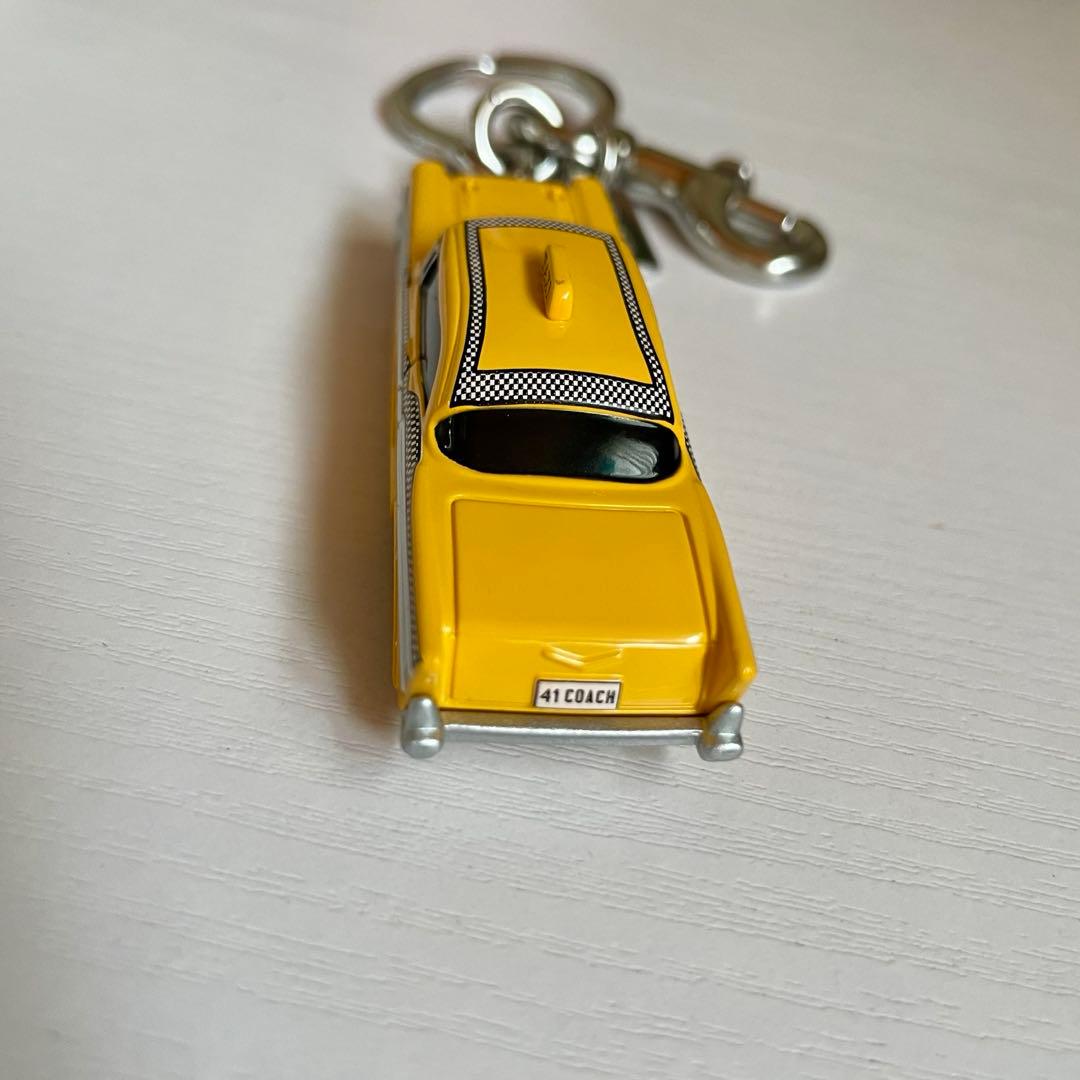 希少　COACH スモールタクシー　キーホルダー バッグチャーム　オンライン完売
