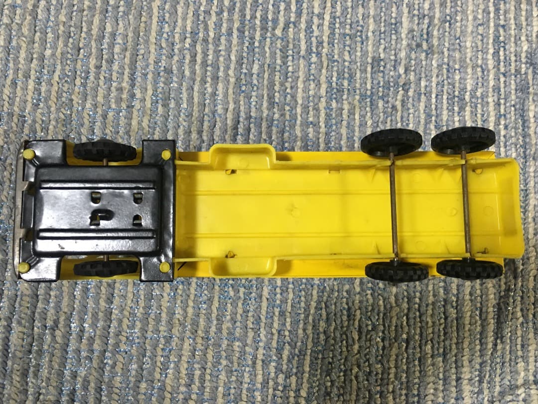 レトロでとても貴重な森永牛乳トラックになります。