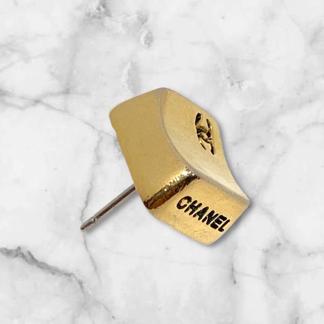 ヴィンテージ CHANEL ココマーク キューブ片耳 ピアス ゴールド 1-87