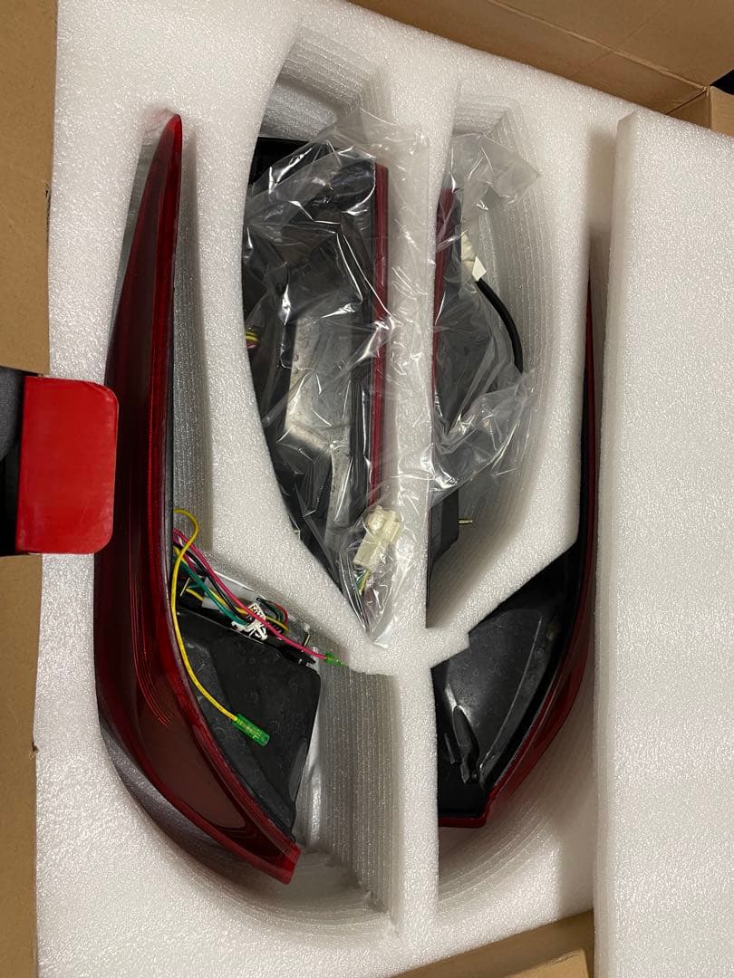 トヨタ　クラウン210 ヴァレンティテールランプ　レッド