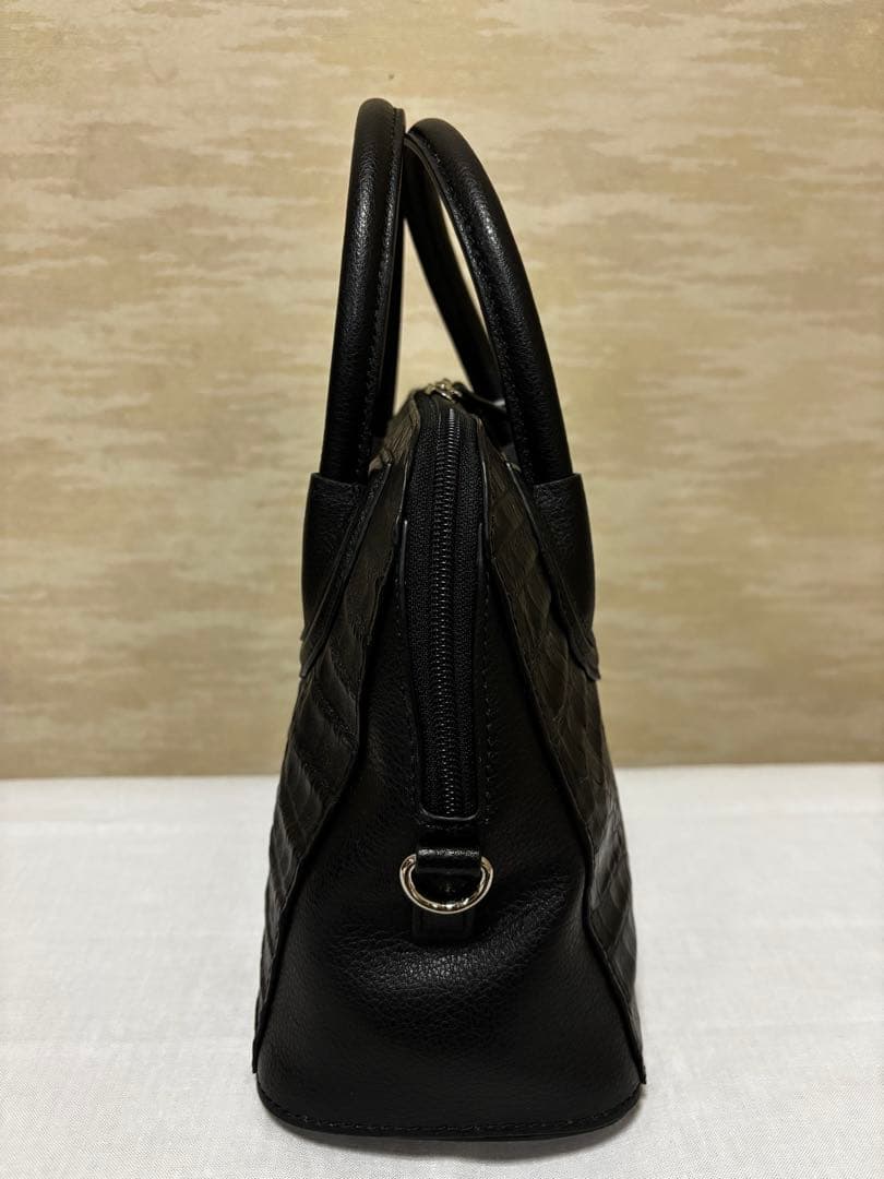 CAIMAN CROCODILE　ハンドバッグ　ブラック　ブガッティ型　新品
