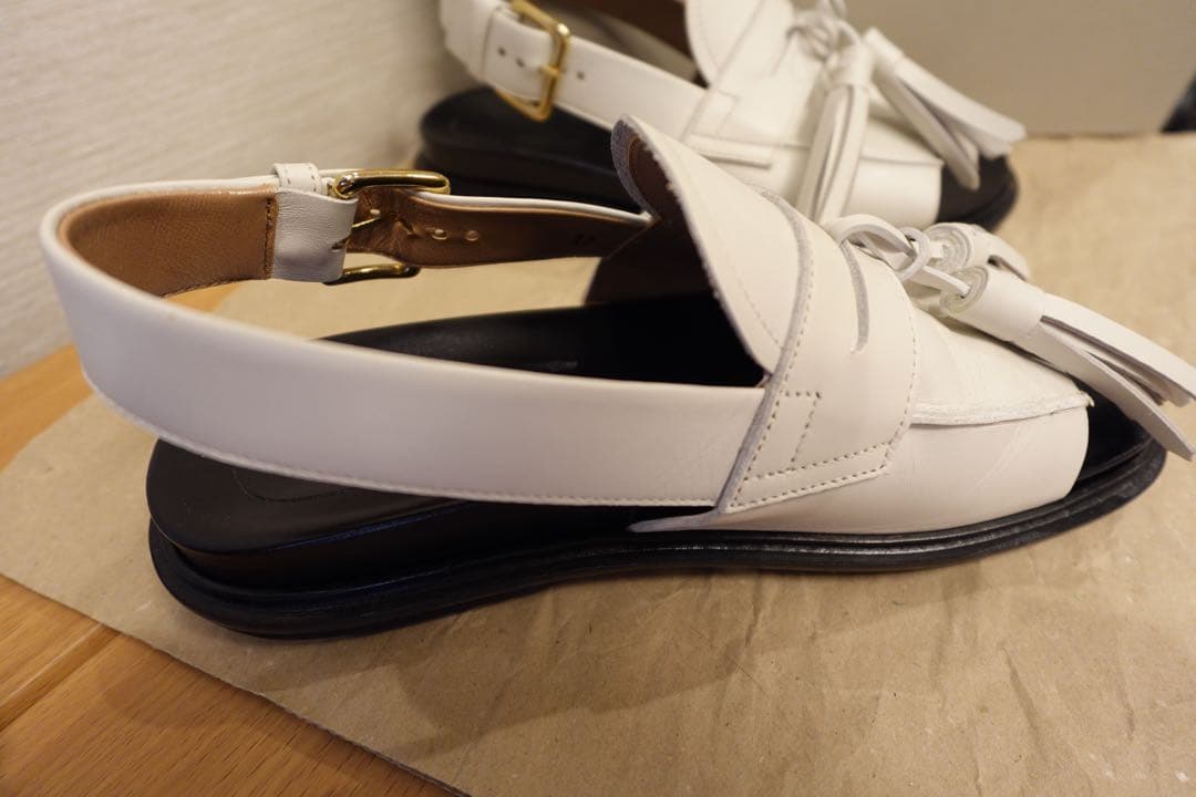 MARNI タッセル付きホワイトサンダル