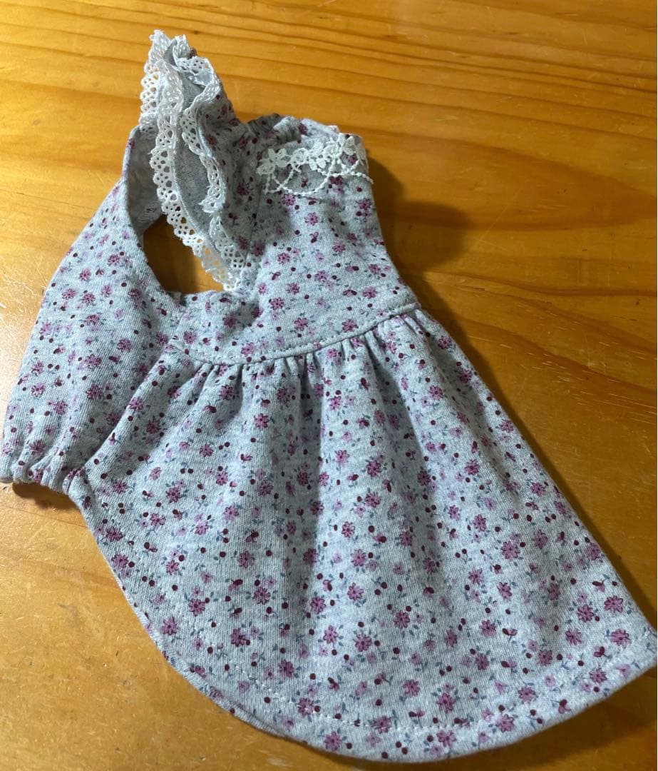 ハンドメイド犬服　小花柄ニットのヒラヒラお袖キャミワンピ　お袖2段レース付
