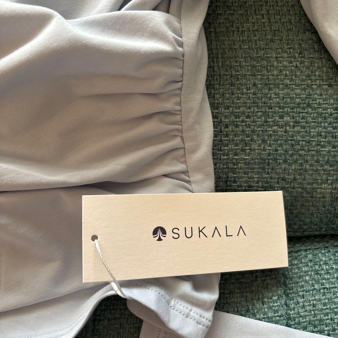 新品タグ付き　SUKALA カップ付きギャザークロスロングスリーブトップス
