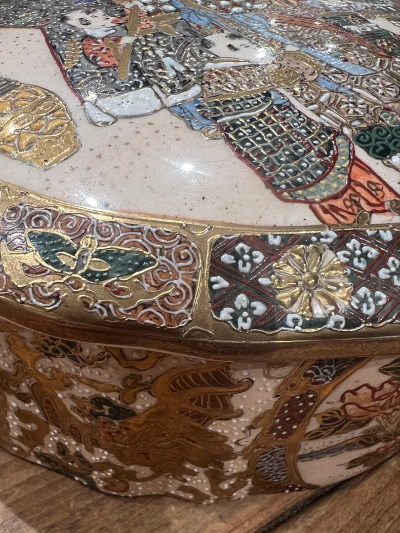 明治期 白薩摩 金襴手 人物文 蓋物 盛上金彩 細密画 割れなし　アンティーク品