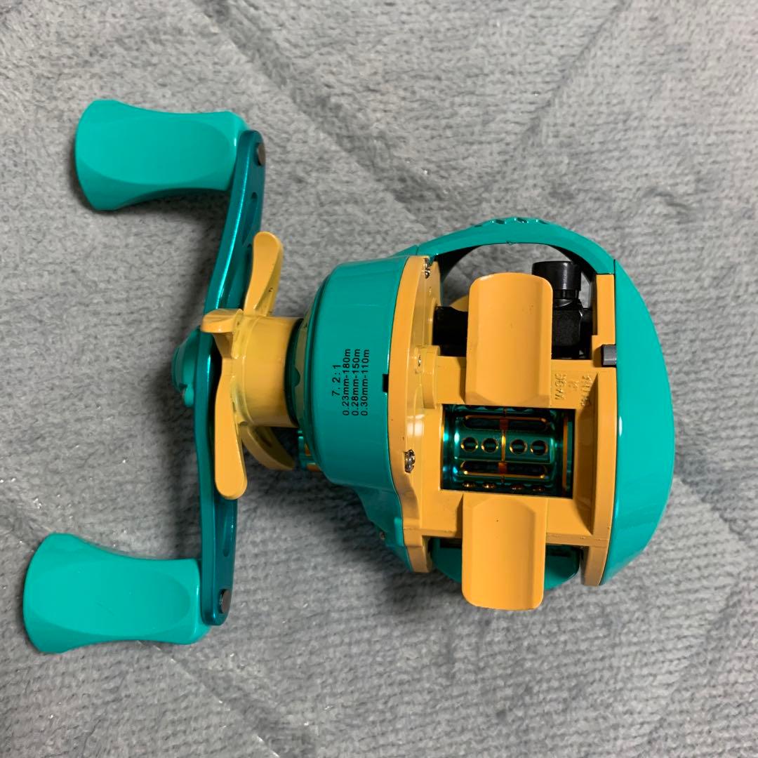 ベイトリール　ルアー　カラフル