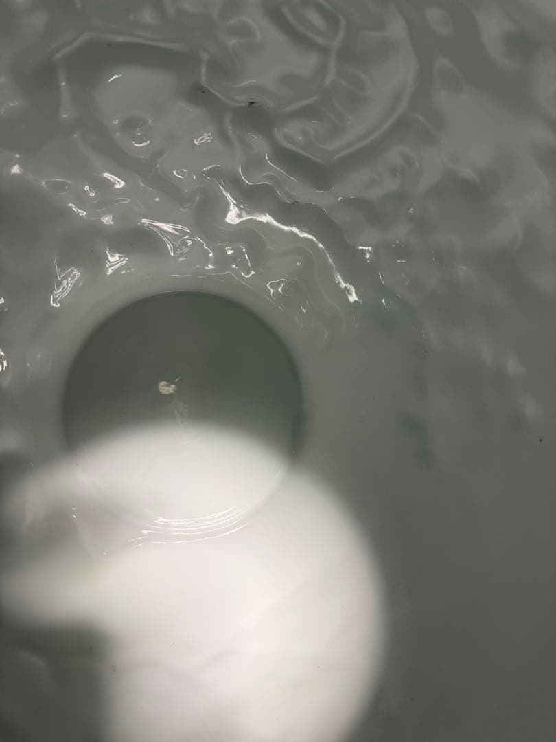 青い花模様の陶器の壺