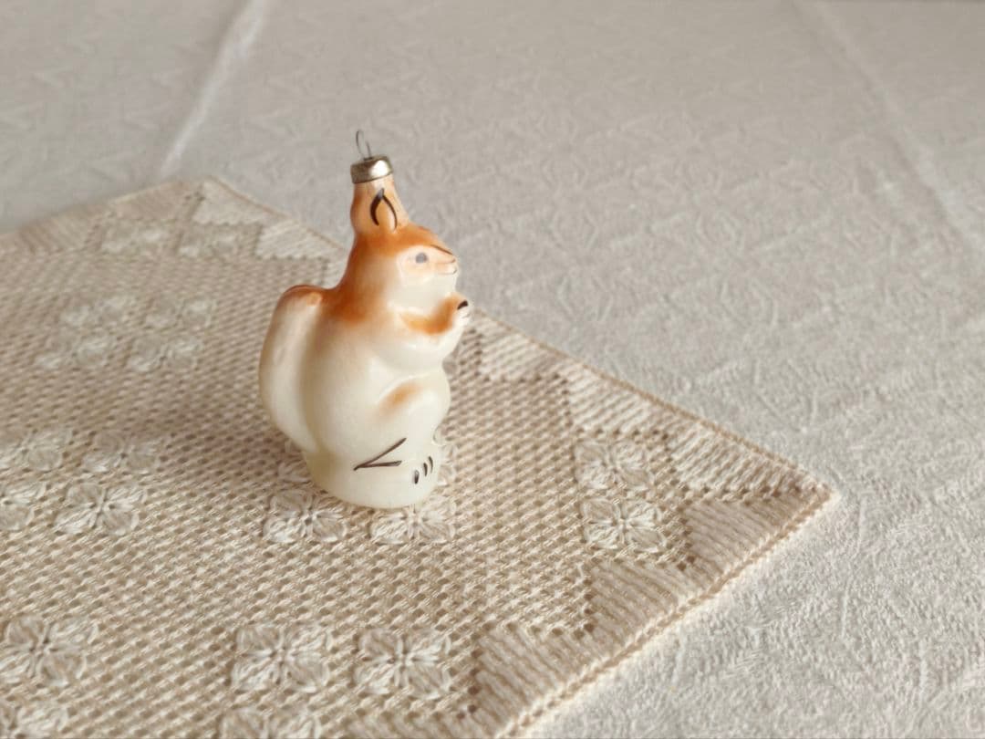 【misen2014さま】vintage ❀ ミルク色ガラスの 素敵なリスさん