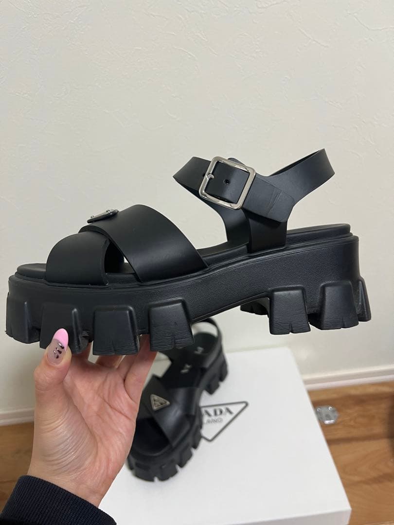 PRADA モノリス ラバーサンダル