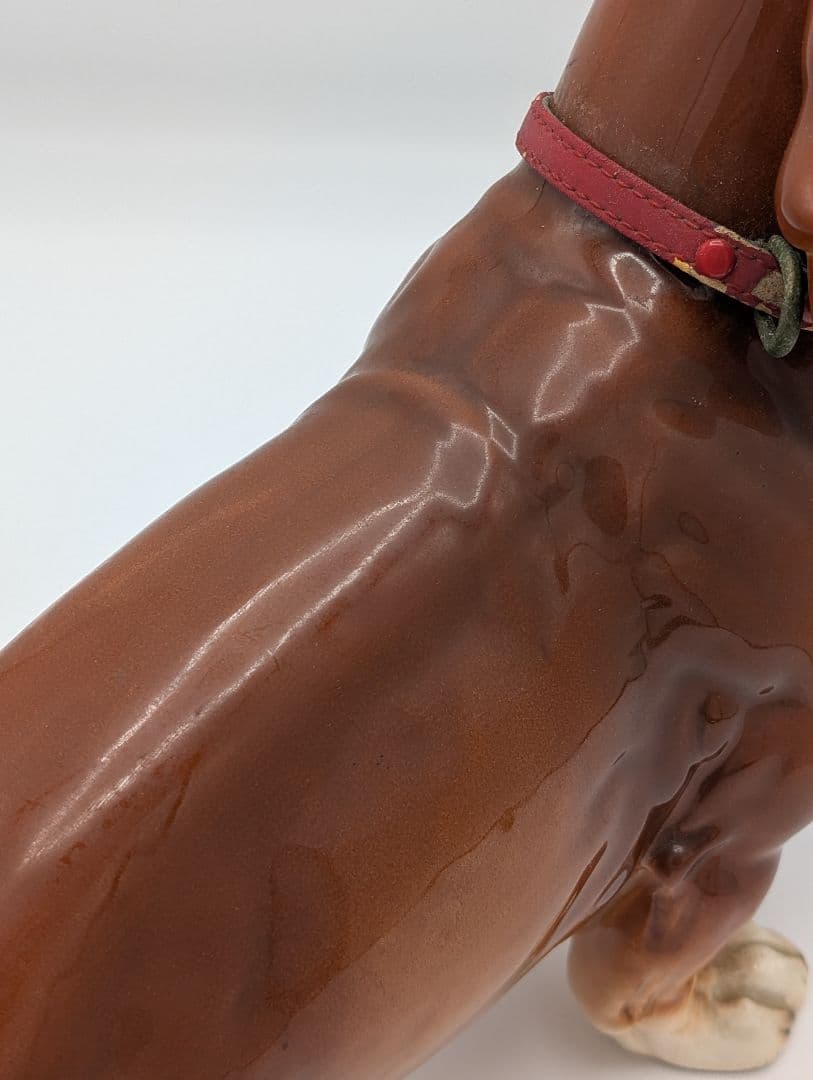 陶器 犬の彫刻 茶色 首輪付き