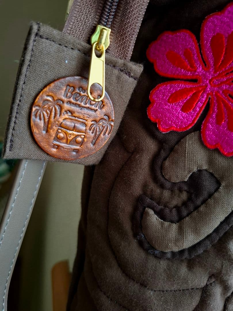 ハワイアンキルト　横長バッグ　バス　2WAY　バスの革タグチャーム付き