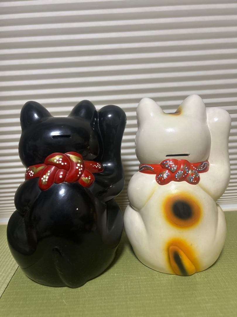 招き猫 黒と白の陶器 置物