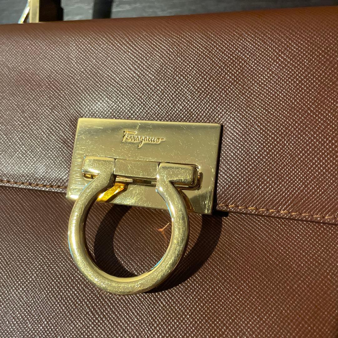 ferragamoハンドバック