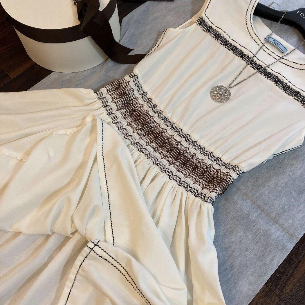 美品　夏プラダ　サラサラ刺繍ワンピース　オフホワイト