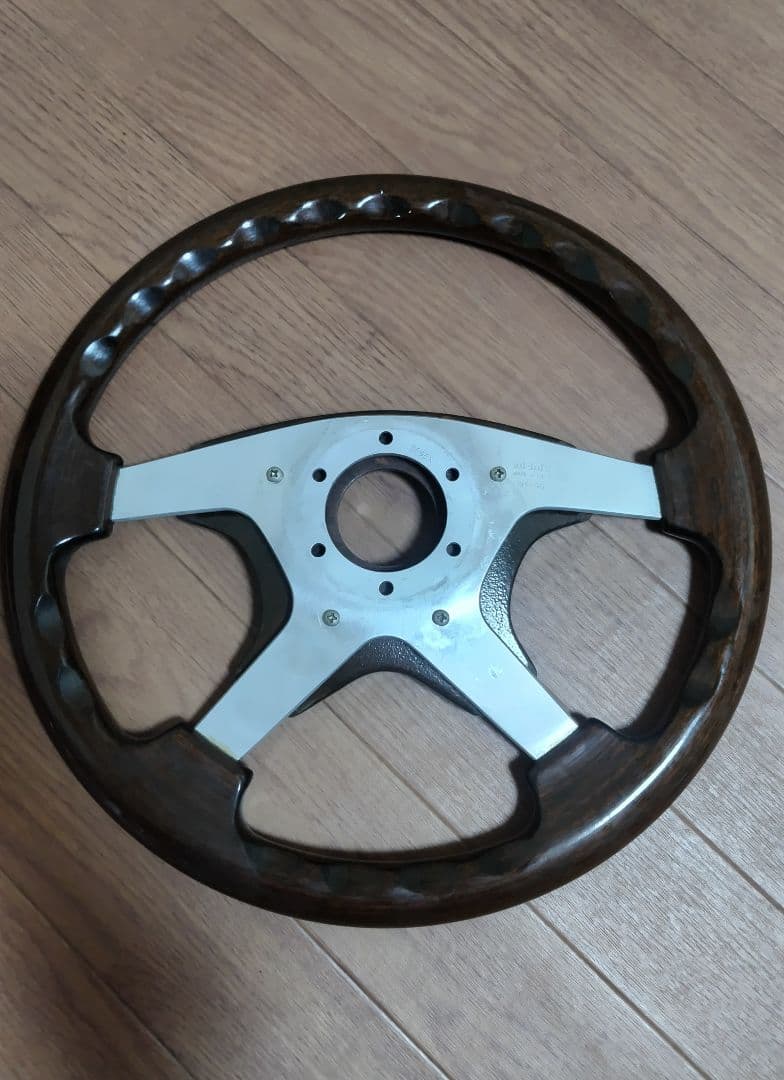 momoウッドステアリング4本スポーク 36パイ センターパッド付 ASTRA