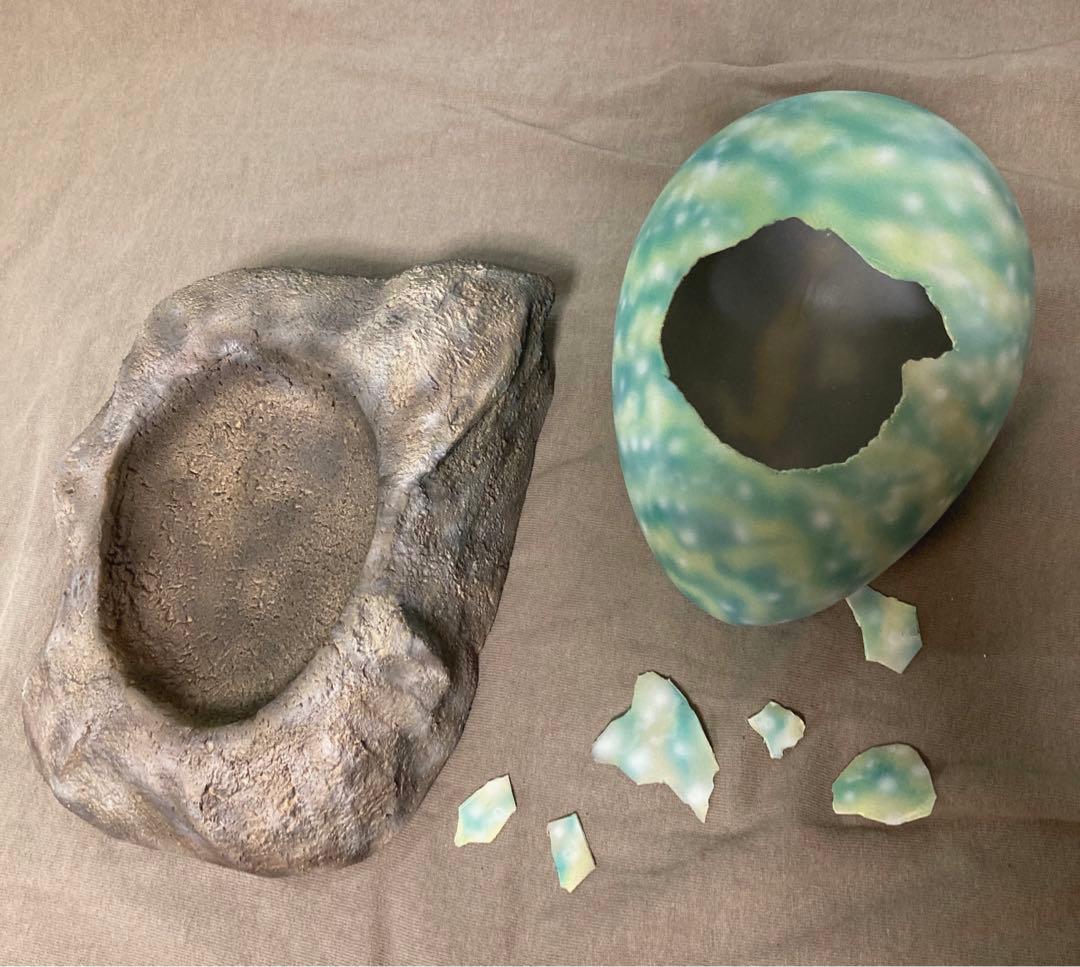 モスラ幼虫2体、卵、卵のかけら付き、卵の台座岩石のセット　カスタム品