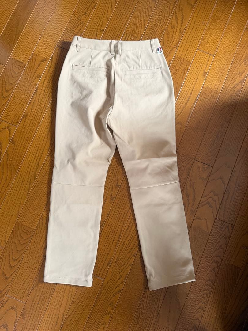 レディース、ゴルフパンツ ベージュ刺繍ロゴ、新品タグ付き！